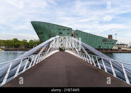 Amsterdam, Paesi Bassi, 6 maggio 2022: Il Museo Nemo della Scienza, progettato dall'architetto Renzo piano. Vista esterna Foto Stock