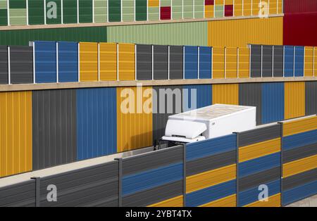 Barriere acustiche colorate sull'autostrada A52, allo svincolo Essen-Ruettenscheid, le barriere acustiche sono state ricostruite in un design colorato come parte di questo Foto Stock