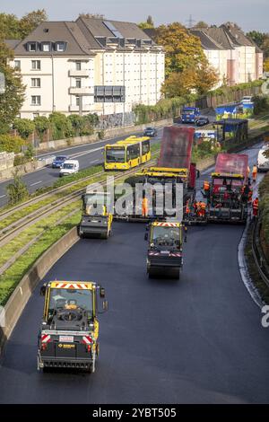 Nuova superficie di asfalto sussurro per l'autostrada A40, nella città di Essen, direzione Dortmund, 95, saranno posate 000 metri quadrati di asfalto poroso Foto Stock