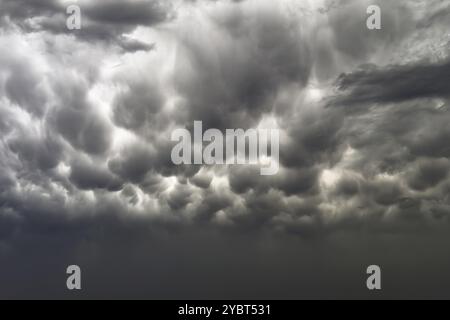 Raccolta di nuvole di tufo le nuvole che si formano dopo la tempesta che avvisa il temporale avvisano le nuvole grigie scure poco prima di un temporale causato dalla tempesta e dal cielo scuro Foto Stock