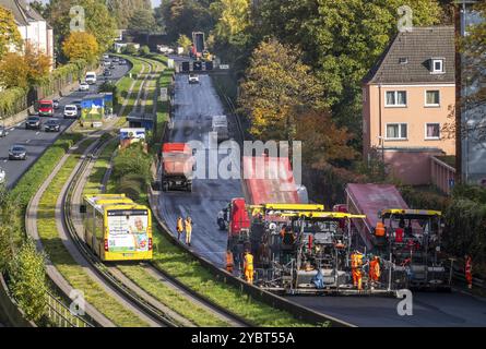 Nuova superficie di asfalto sussurro per l'autostrada A40, nella città di Essen, direzione Dortmund, 95, saranno posate 000 metri quadrati di asfalto poroso Foto Stock