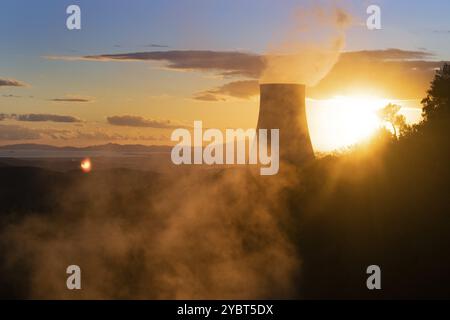 Centrale elettrica per lo sfruttamento di soffianti boracifere per la produzione di energia elettrica vista al tramonto in Toscana, Italia, Europa Foto Stock