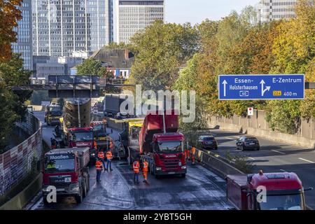 Nuova superficie di asfalto sussurro per l'autostrada A40, nella città di Essen, direzione Dortmund, 95, saranno posate 000 metri quadrati di asfalto poroso Foto Stock