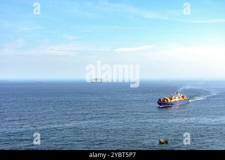 Nave da carico piena di container in arrivo sulla costa di Rio de Janeiro, Brasile, Sud America Foto Stock