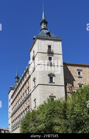 L'Alcazar di Toledo Palace svetta contro il cielo blu Foto Stock