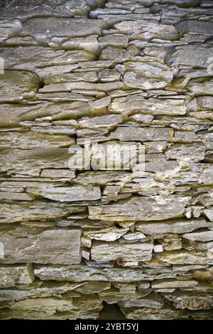 Vecchio muro di pietra fatto con la tecnica di muratura asciutta Foto Stock