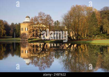 Castello Rosendael visto dal villaggio Rozendaal vicino l'olandese Città Arnhem ai margini del Parco Nazionale Veluwedzoom Foto Stock