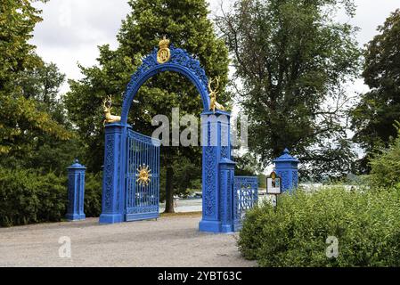 Stoccolma, Svezia, 10 agosto 2019: Bla Porten o Blue Gate, l'ingresso al parco Lusthusportens sull'isola di Djurgarden, in Europa Foto Stock