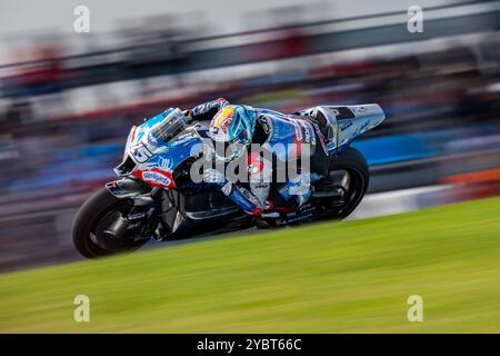 Phillip Island, Victoria, Australia. 20 ottobre 2024. RAUL FERNANDEZ (25), pilota di MotoGP Trackhouse Racing, in cima a Lukey Heights durante la gara di MotoGP di domenica al Qatar Airways Australian Motorcycle Grand Prix 2024. (Credit Image: © James Forrester/ZUMA Press Wire) SOLO PER USO EDITORIALE! Non per USO commerciale! Foto Stock