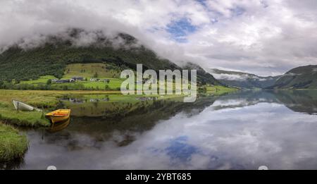 Vista panoramica sul lago Dalavatnet vicino alla cittadina norvegese di Sogndal in una giornata limpida e frizzante Foto Stock