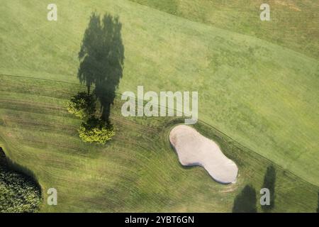 Documentazione fotografica aerea di un campo verde per giocare a golf Foto Stock