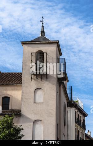 Torre della Chiesa di San Ildefonso nel quartiere Malasana a Madrid. Malasana è uno dei quartieri più alla moda di Madrid Foto Stock