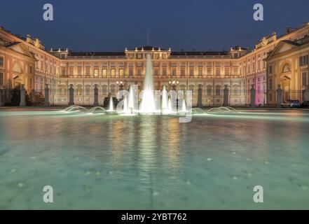 Villa reale di Monza in serata con una fontana Foto Stock