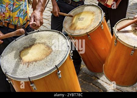 Batteristi che si esibiscono durante una tipica festa di strada in Brasile Foto Stock