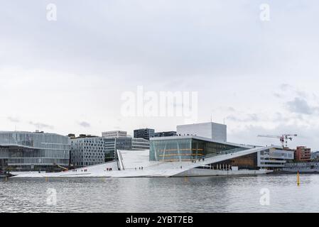 Oslo, Norvegia, 10 agosto 2019: Vista esterna del Teatro dell'Opera di Oslo. Edificio nuovo e moderno progettato dagli architetti Snohetta. E' il Teatro Nazionale Foto Stock