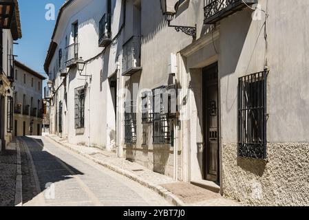 Chinchon, Spagna, 26 giugno 2021: Narrow Empty Street in Historic Centre of the Village, Europe Foto Stock