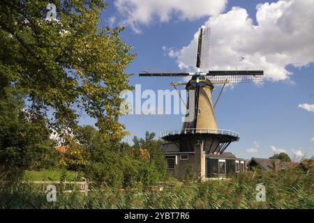 Il mulino a vento Bernissemolen nel villaggio di Geervliet vicino a Rotterdam Foto Stock