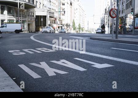 Madrid, Spagna, 3 ottobre 2020: Linea taxi e autobus in Gran via Avenue e Piazza Callao nel centro di Madrid, Europa Foto Stock