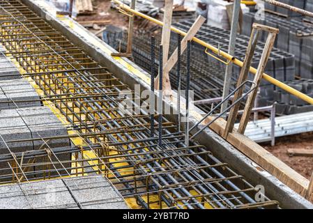 Particolare di soletta di cemento armato con blocchi di calcestruzzo leggero sotto costruzione Foto Stock