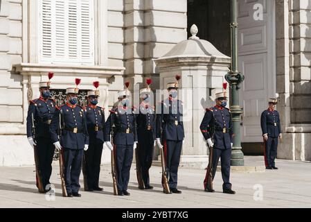 Madrid, Spagna, 2 luglio 2021: Cambio della guardia nel Palazzo reale di Madrid. Soldati in formazione durante il cambio della guardia al cancello principale del Ro Foto Stock