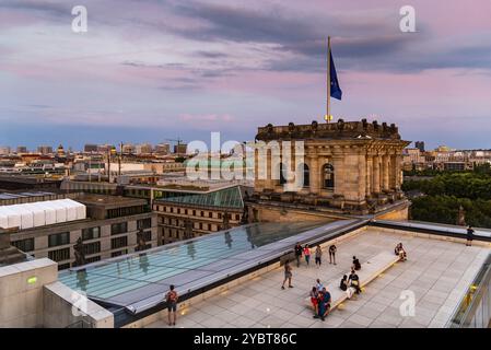 Berlino, Germania, 28 luglio 2019: Paesaggio urbano di Berlino al tramonto dal tetto del nuovo edificio del Reichstag, Europa Foto Stock