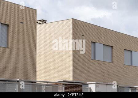 Nuove case unifamiliari costruite in mattoni alla periferia di una città. Marchamalo, Guadalajara. Immobiliare, costruzione sostenibile e investimenti Foto Stock