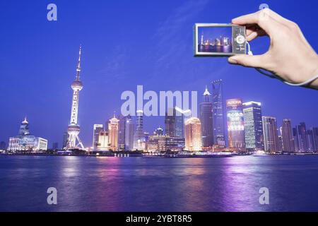 Skyline di Pudong al tramonto, dal Bund. Shanghai Cina Foto Stock