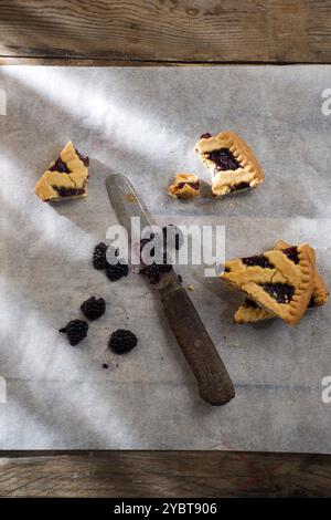 Presentazione di una fetta di torta con marmellata di frutti di bosco Foto Stock