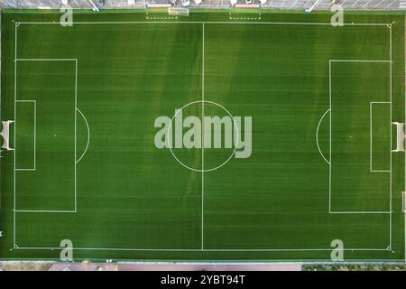 Documentazione fotografica aerea di un campo da calcio verde vuoto Foto Stock