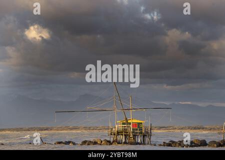 Tradizionali edifici in legno per la pesca situati sull'estuario del fiume Arno in Toscana Foto Stock