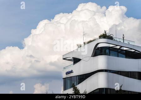 Berlino, Germania, 28 luglio 2019: Sede centrale di Ottobock, un'azienda tedesca di protesi. Vista dal cielo nuvoloso drammatico, Europa Foto Stock