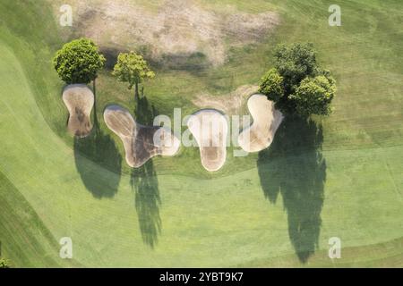 Documentazione fotografica aerea di un campo verde per giocare a golf Foto Stock