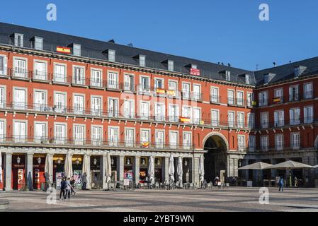 Madrid, Spagna, 30 maggio 2020: Plaza Mayor con bandiere spagnole nei balconi durante il blocco del coronavirus, Europa Foto Stock