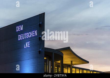 Berlino, Germania, 28 luglio 2019: Paul Loebe Building in Government Districtwith the German text: The German People. Vista dal cielo con angolazione ridotta al sole Foto Stock