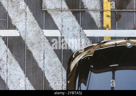 Los Cristianos, Spagna, 9 agosto 2021: Auto di lusso BMW parcheggiata in stiva per veicoli del traghetto roro. Vista dall'alto, Europa Foto Stock