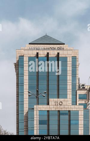 Madrid, Spagna, 28 marzo 2021: Grattacielo mutua Madrilena a Castellana. Compagnia assicurativa spagnola che fornisce vita, automobile, salute e acciden Foto Stock