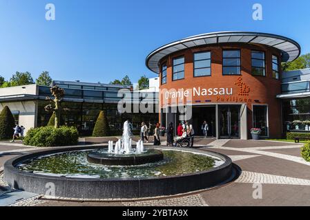 Lisse, Paesi Bassi, 6 maggio 2022: Keukenhof Park. È ampiamente conosciuta per i suoi tulipani e i giardini colorati. Edificio e fontana Oranje Nassau Foto Stock