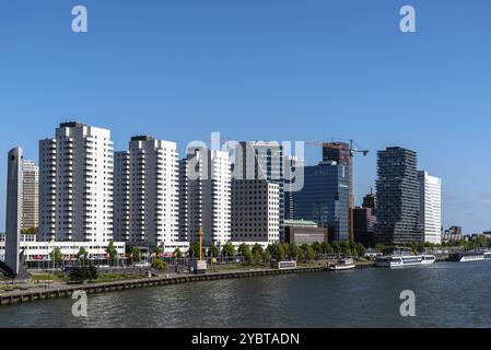 Rotterdam, Paesi Bassi, 8 maggio 2022: Nuovi sviluppi sul lungomare di Rotterdam edifici per uffici in costruzione e torri di appartamenti Foto Stock