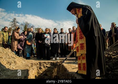 Leopoli, Ucraina. 15 marzo 2022. Quattro soldati ucraini uccisi in un attacco russo a un complesso di addestramento militare a Yavoriv, nell'Ucraina occidentale, sono sepolti nel cimitero di Lychakiv. Alla cerimonia funebre hanno partecipato parenti dei quattro soldati, nonché un gran numero di civili e soldati che hanno reso omaggio alle vittime. Si ritiene che l'attacco russo all'inizio di domenica alla base militare abbia ucciso almeno 35 persone. Foto Stock