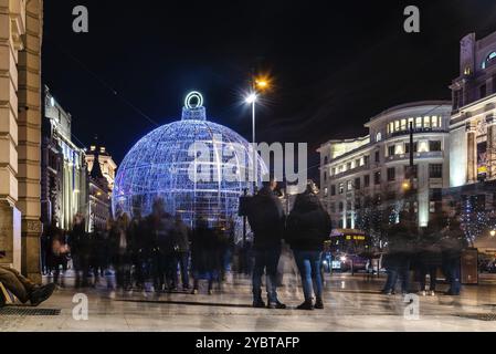 Madrid, Spagna, 3 gennaio 2022: Luci e decorazioni natalizie in via Alcala nel centro di Madrid, Europa Foto Stock