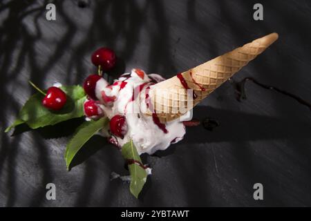 Gelato artigianale a base di panna e ciliegie Foto Stock