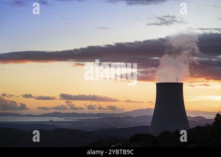 Tramonto alla centrale elettrica per lo sfruttamento di soffianti boracifere per la produzione di energia elettrica in Toscana, Italia, Europa Foto Stock