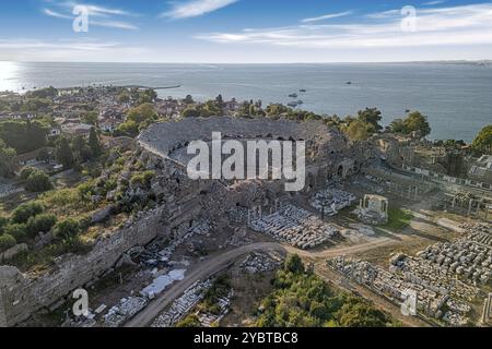 Vista aerea dall'alto con drone dell'antica città di Side con il suo anfiteatro, la provincia di Antalya in Turchia Foto Stock