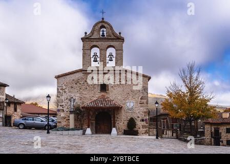 La Hiruela, Spagna, 19 novembre 2022: La chiesa di la Hiruela un piccolo villaggio con case in pietra nella catena montuosa di Madrid durante l'autunno, in Europa Foto Stock