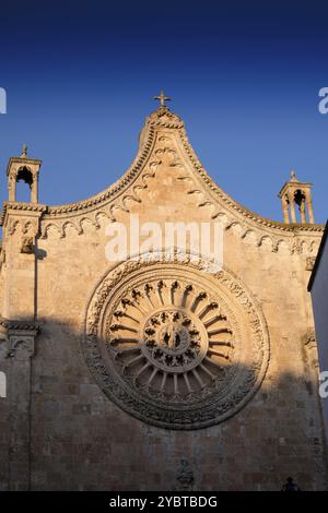 Vista al tramonto dell'Arcidiocesi di Ostuni la città bianca Foto Stock