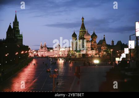 Vista notturna della Cattedrale di San Basilio a Mosca, Russia Foto Stock