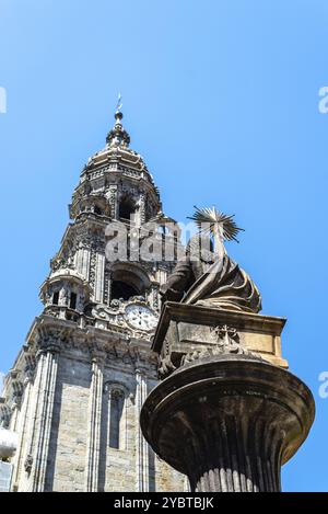 Scultura dell'apostolo San Giacomo contro la torre della cattedrale di Santiago de Compostela su cielo blu Foto Stock