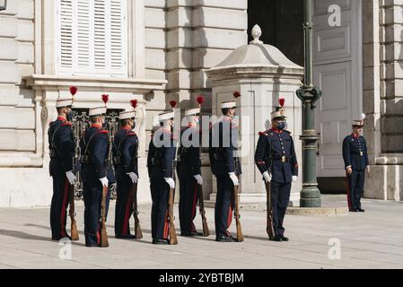 Madrid, Spagna, 2 luglio 2021: Cambio della guardia nel Palazzo reale di Madrid. Soldati in formazione durante il cambio della guardia al cancello principale del Ro Foto Stock