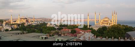Vista panoramica sopraelevata dello skyline di Istanbul, con la Moschea Blu e il museo di Santa Sofia in primo piano, Istanbul Turchia Foto Stock