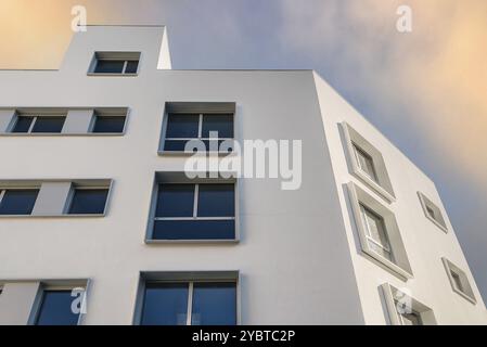 Vista ad angolo basso del moderno edificio residenziale di Madrid. Concetto immobiliare Foto Stock